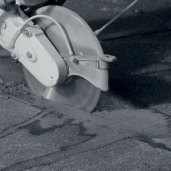 Disc diamantat care taie o placă de beton